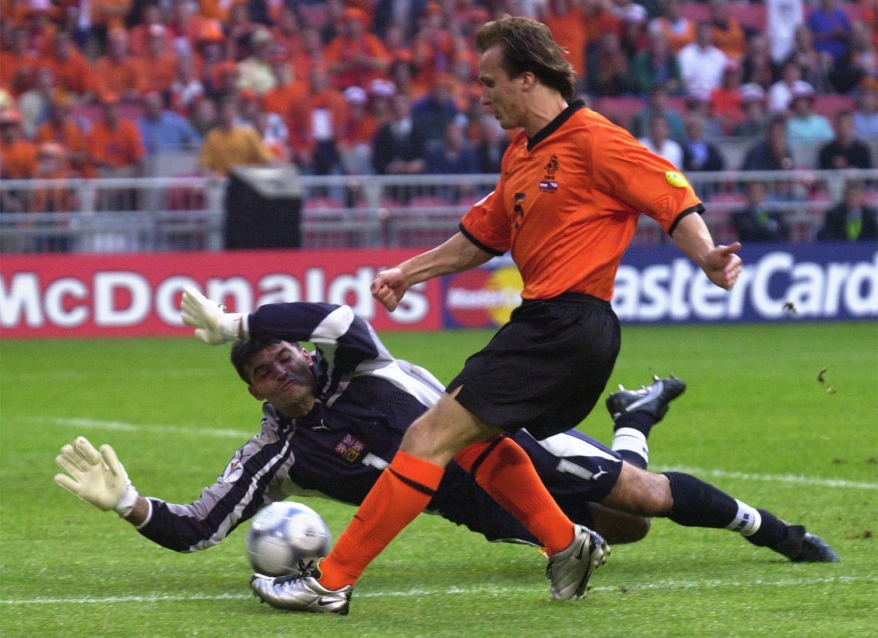 Euro 2000, ČR-Nizozemsko: Pavel Srníček -  Boudewijn Zenden