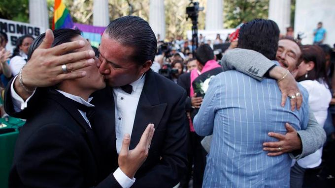 Mexiko City na rozdíl od Egypta povoluje homosexuálům kromě svateb i adopce.