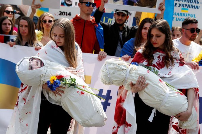 Ženy při demonstraci na podporu Ukrajiny v Budapešti nesou figuríny dětí, které symbolizují oběti konfliktu.