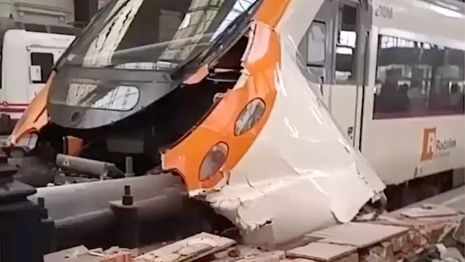 Vlak v Barceloně narazil do zarážedla