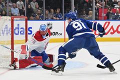 Dobeš se zapsal do historie NHL, při debutu vychytal nulu. Pastrňák dal gól číslo 13