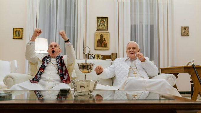 Jonathan Pryce jako kardinál Bergoglio a Anthony Hopkins v roli Benedikta XVI.