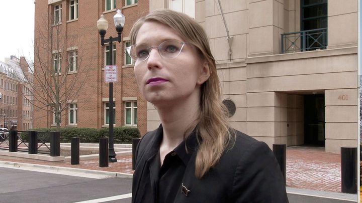 Chelsea Manningovou pustili z vězení, kde byla za pohrdání soudem v kauze WikiLeaks