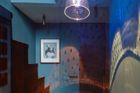 Majitelé mají v domě několik originálních kousků umění. V přízemí visí ze stropu lustr se vzorem bublinek od Bořka Šípka, který dříve svítil v restauraci Arzenal. U schodů je fotografie od Tona Stana.
