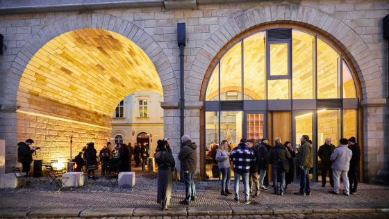 Místo prodeje drog kulturní klenot. V srdci Karlína vyrostl pod mostem oblouk č. 36