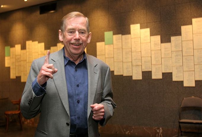 Václav Havel před prvním rukopisem své hry Odcházení, který je vystaven ve foyer divadla Archa.