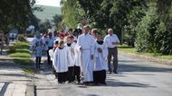 V čele dlouhého procesí šli ministranti s křížem.