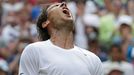 Rafael Nadal slaví vítězství nad Rosolem ve Wimbledonu