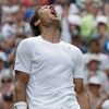 Rafael Nadal slaví vítězství nad Rosolem ve Wimbledonu