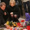 Martn Bursík a Kateřina Jacques zapalují svíčky u památníku 17.listopadu