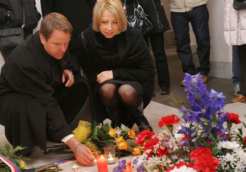 Martn Bursík a Kateřina Jacques zapalují svíčky u památníku 17.listopadu