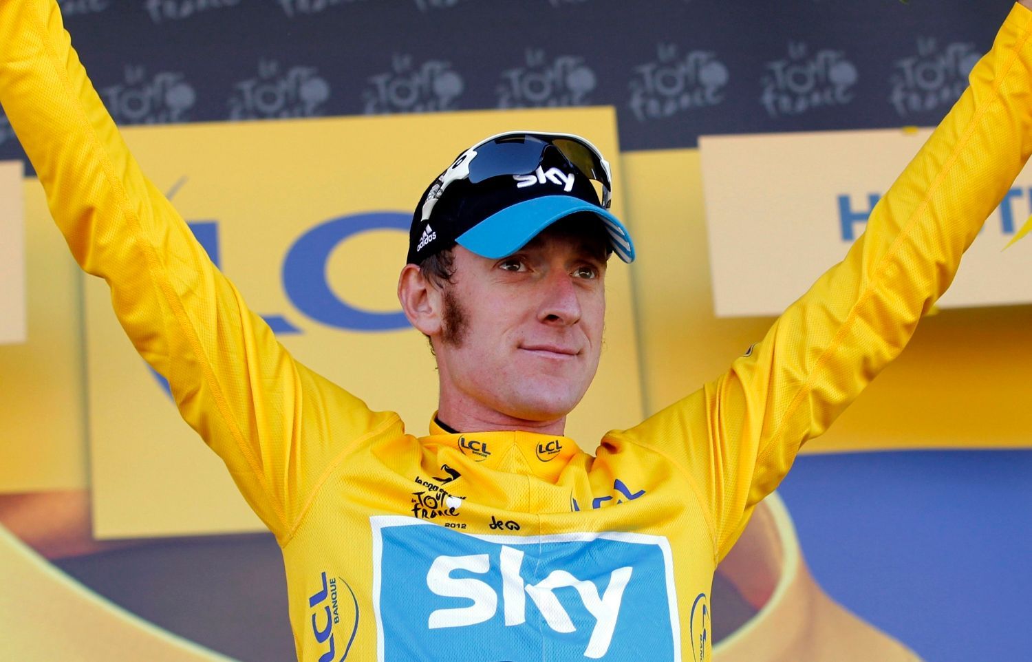 Britský cyklista Bradley Wiggins slaví už ve žlutém trikotu své vedení po sedmé etapě Tou de France.