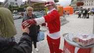 Reklamní Coca-Cola, to musíte ale z mítinku odejít.