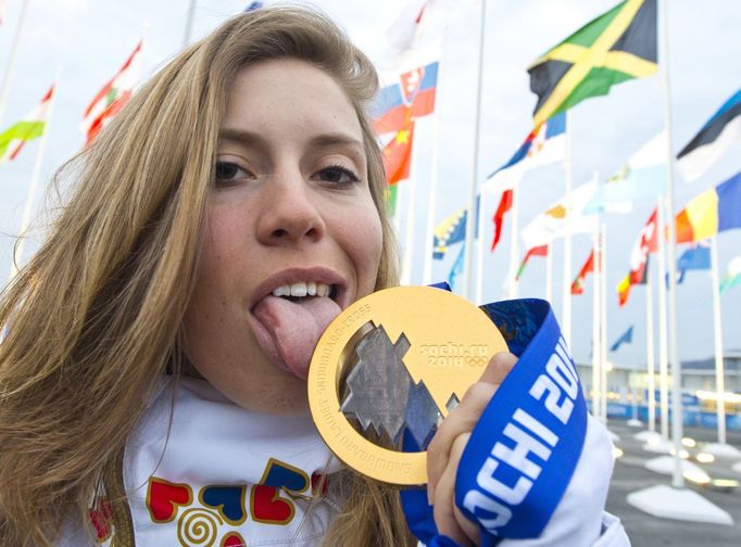 Eva Samková se zlatou medailí ze snowboardcrossu v Soči 2014.