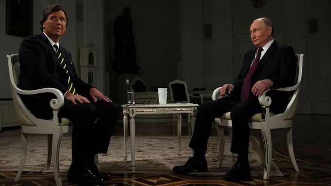 Putin v rozhovoru s americkým moderátorem prohlásil, že Rusko nechce válku rozšiřovat