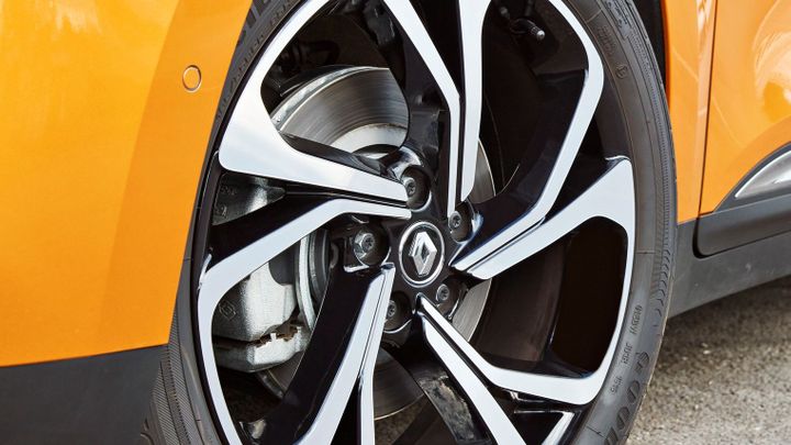 Ničíte si auto a za servis platíte o tisíce navíc. Důvody, proč nekupovat velká kola