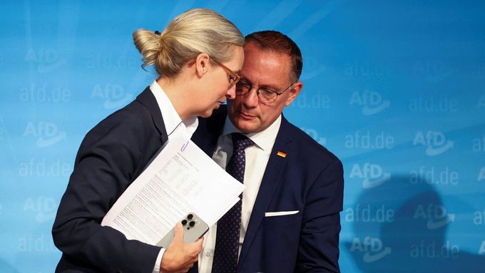 Představitelé AfD Alice Weidelová a Tino Chrupalla na tiskové konferenci k výsledkům voleb v Sasku a Durynsku, 2. září 2024