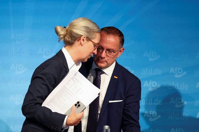 Představitelé AfD Alice Weidelová a Tino Chrupalla na tiskové konferenci k výsledkům voleb v Sasku a Durynsku, 2. září 2024