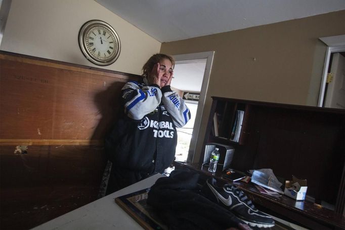 Renter Donna McBride reacts to seeing the damage done to her home by the storm surge of Hurricane Sandy in Lindenhurst, New York, October 31, 2012. The U.S. Northeast began crawling back to normal on Wednesday after monster storm Sandy crippled transportation, knocked out power for millions and killed at least 45 people in nine states with a massive storm surge and rain that caused epic flooding. REUTERS/Lucas Jackson (UNITED STATES - Tags: ENVIRONMENT DISASTER) Published: Říj. 31, 2012, 5:08 odp.