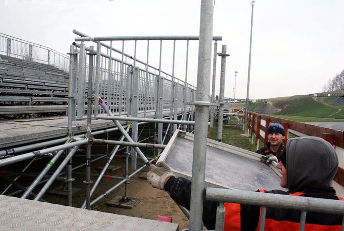 Malá tribuna už je z 90 procent postavení. Velká, která stojí naproti svého blížence z jedné třetiny. V patnácti až dvaceti lidech ji stavěli necelý týden.