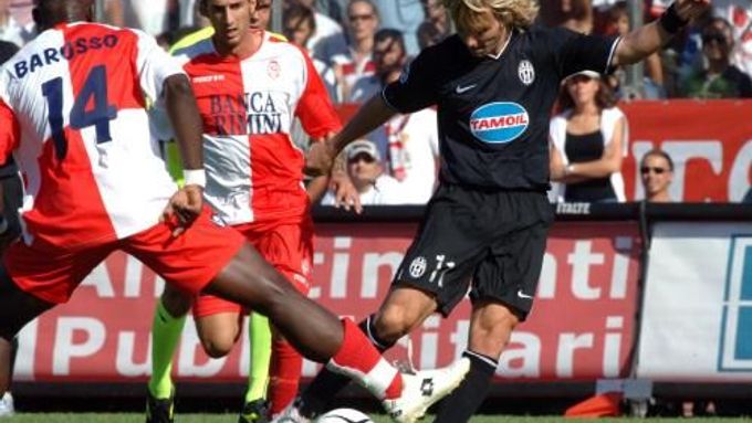 Pavel Nedvěd (vpravo) v prvním utkání italské Serie B proti Rimini.
