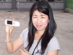Je to jen malá obrazovka, ale stačí mi, říká Minju Myungová, když ukazuje mobilní telefon, na němž sleduje televizní vysílání.