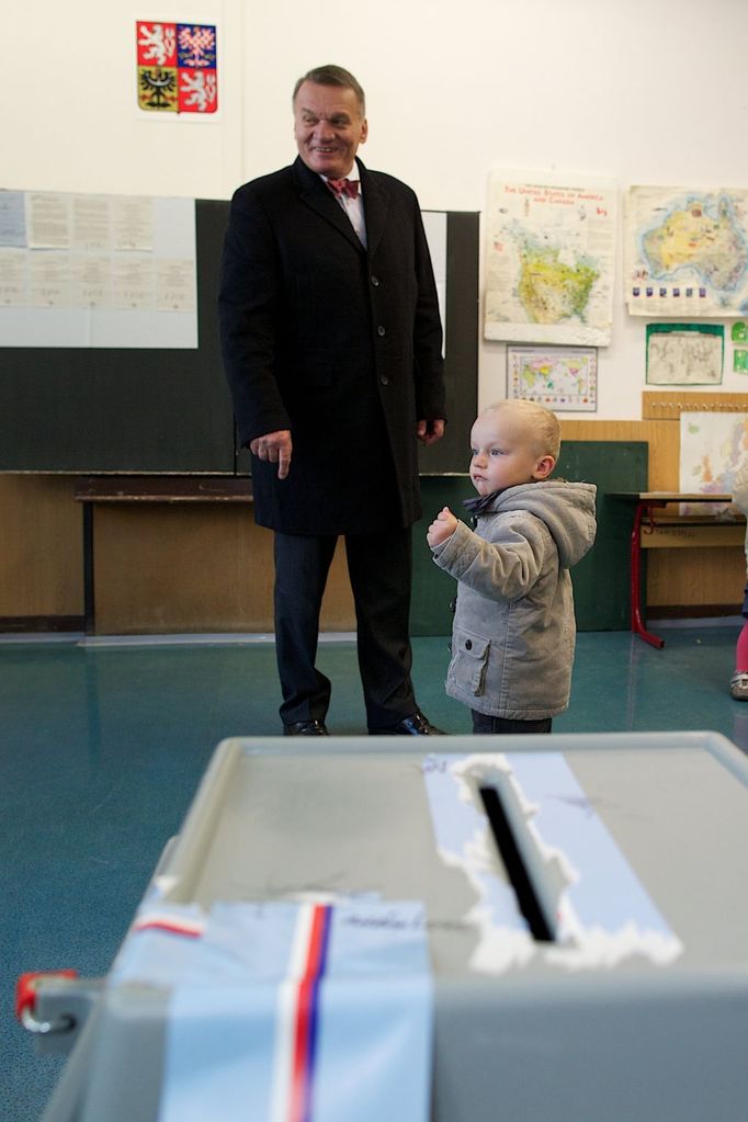 Pražský primátor Bohuslav Svoboda volil na Praze 2 se synkem Adámkem.