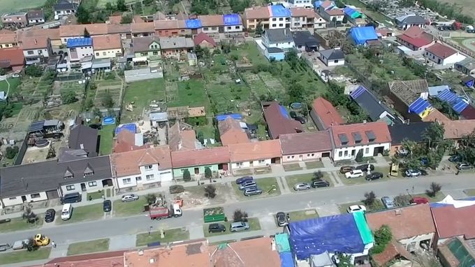 Týden po úderu tornáda na Břeclavsku a Hodonínsku zveřejnili jihomoravští hasiči video. Je na něm poznat, jak práce na obnově vesnic rychle pokračují.