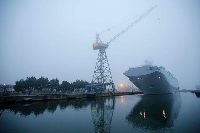 Loď třídy Mistral, kterou Francie vyrobila pro Rusko, kotví v docích v Saint-Nazaire. Paříž je kvůli krizi na Ukrajině odmítá Moskvě předat.