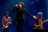 Rolling Stones hráli dvě hodiny a 12 minut na hlavní scéně, jejíž kapacitu organizátoři letos zvýšili na sto tisíc lidí.