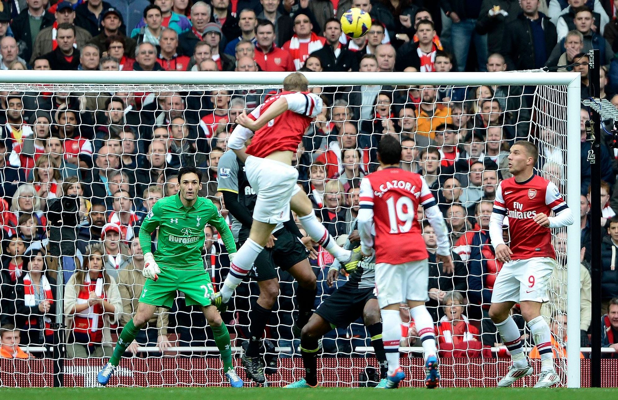 Per Mertesacker dává gól Tottnehamu