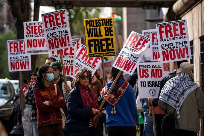 Studenti demonstrující na podporu Palestinců v kampusu Kolumbijské univerzity v New Yorku.