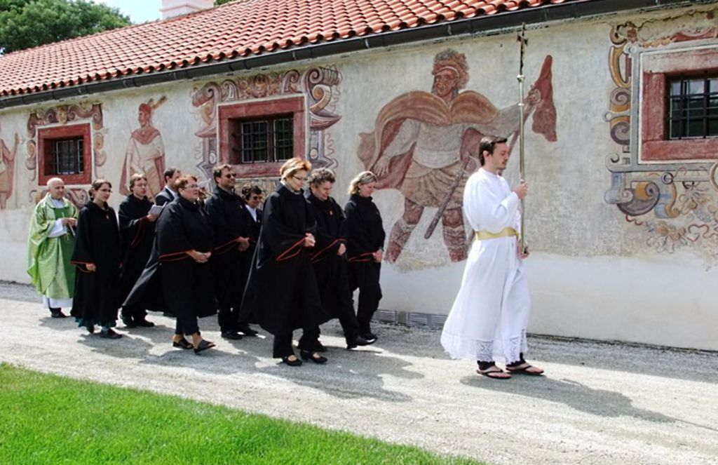 Zámek Kratochvíle na Prachaticku je považován za jednu z nejkrásnějších renesančních staveb střední Evropy. Stavba letohrádku obklopeného vodním příkopem započala za Viléma z Rožmberka roku 1583. S obnovou této národní kulturní památky se začalo v polovině 80. let minulého století. V posledních pěti letech byla restaurována za provozu. Celkové náklady dosáhly 45 milionů korun. Zámek Kratochvíle se vrátil do podoby, kterou měl za posledních Rožmberků Viléma a Petra Voka. Po mnoha letech skončila v červnu 2011 obnova renesanční vily i celého areálu. Tento rok je pro dokončení renesanční obnovy vily symbolický, připadá na něj totiž výročí 400 let od úmrtí posledního Rožmberka Petra Voka. Ten si Kratochvíli velmi oblíbil a trávil zde velkou část svého času.