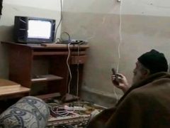 Miloval média. (Usáma bin Ládin si prohlíží videozáznam se svým projevem, záběr byl zveřejněn Spojenými státy po jeho smrti v květnu 2011.)