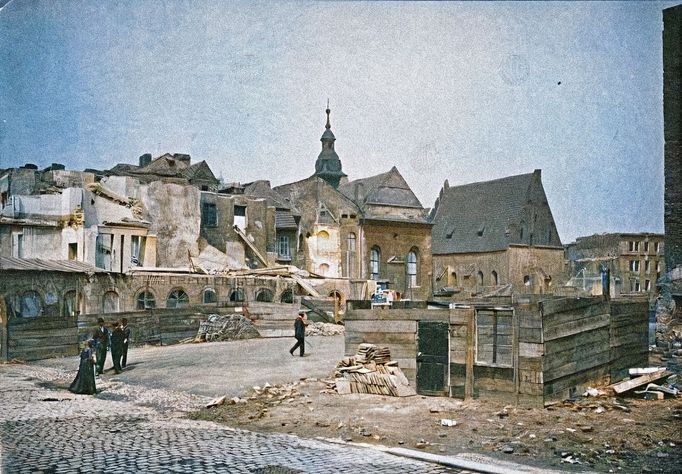 Pohled na bourání domů v místech dnešní Pařížské ulice při asanaci Josefova. V pozadí Vysoká synagoga (dům čp. 101) a Staronová synagoga. 1905