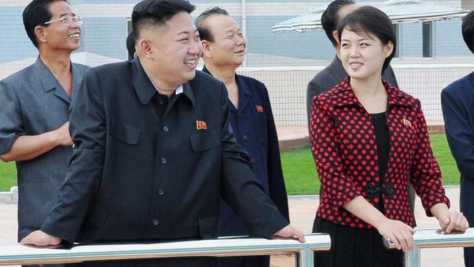 Ri Sol-ču po levici Kim Čong-una.