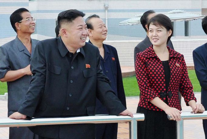 REFILE - ADDITIONAL CAPTION INFORMATION AND CORRECTING HEADLINE North Korean leader Kim Jong-Un (2nd L) and his wife, who was named by the state broadcaster as Ri Sol-ju, visit the Rungna People's Pleasure Ground, in Pyongyang in this undated picture released by the North's KCNA on July 25, 2012. Kim Jong-un has married, state media said on Wednesday, putting an end to speculation over the relationship with a woman seen at his side during a recent gala. REUTERS/KCNA (NORTH KOREA - Tags: POLITICS TPX IMAGES OF THE DAY) THIS IMAGE HAS BEEN SUPPLIED BY A THIRD PARTY. IT IS DISTRIBUTED BY REUTERS, AS A SERVICE TO CLIENTS. NO THIRD PARTY SALES. NOT FOR USE BY REUTERS THIRD PARTY DISTRIBUTORS. QUALITY FROM SOURCE Published: Čec. 25, 2012, 1:25 odp.