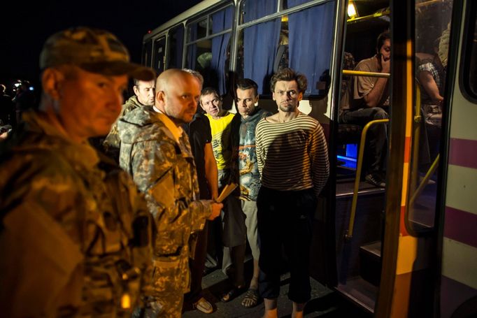 Proruští separatisté čekají před autobusem na výměnu. Severně od Doněcku, východní Ukrajina, 12.9.2014