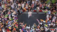 Co je vlastně Songkran? Slovo „Songkran“ pochází ze starověkého sanskrtu a označuje pohyb v rámci zvěrokruhu. Na první pohled působí thajský každoroční festival Songkran jako obrovská vodní bitva.