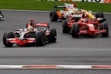 Lewis Hamilton na začátku Velké ceny Belgie ještě vedl, Kimi Räikkönen se ale rychle dostal před něho.