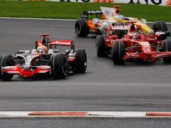 Lewis Hamilton na začátku Velké ceny Belgie ještě vedl, Kimi Räikkönen se ale rychle dostal před něho.