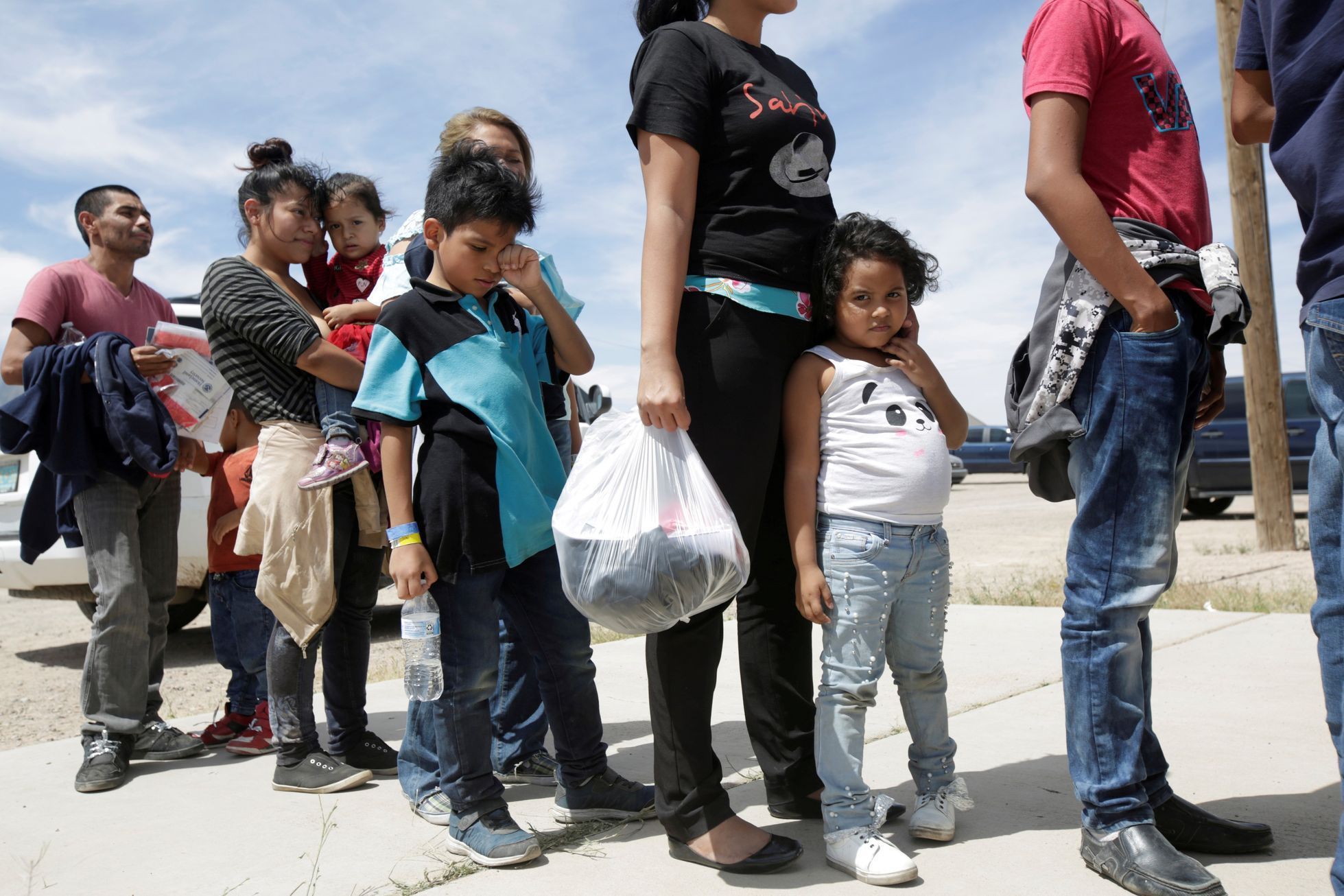 Migranti na mexické hranici s USA. Po pokusu nelegálně překročit hranice je bezpečnostní složky zadrží v detenčních centrech na mexické straně, kde čekají na vyřízení své žádosti o azyl.
