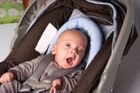 Matka nechala roční dítě v Plzni zavřené v autě, hasiči museli rozbít okno