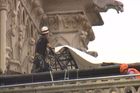 Nad Notre-Dame natahují plachtu na ochranu před deštěm