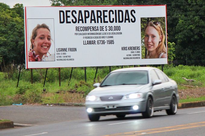 Pohled na plakát, který ukazuje obě pohřešované holandské dívky na silnici poblíž města David v provincii Chiriqui (Panama) v pondělí 23. června 2014.