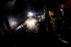 Mladí horníci uvázli v nelegálním dole v Indii. Šance na záchranu po týdnu mizí