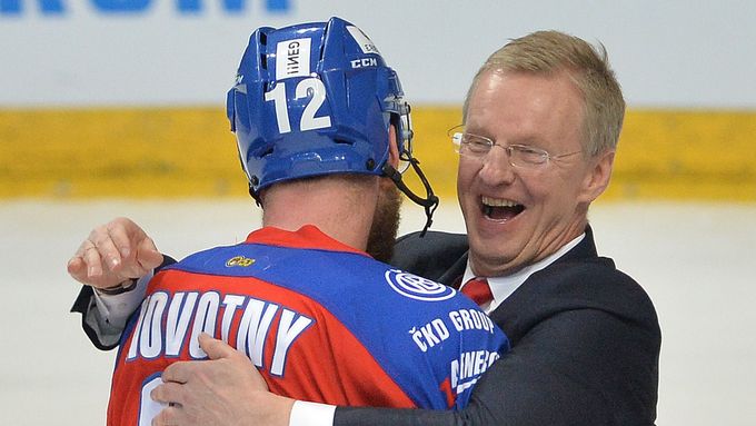 Kapitán Jiří Novotný a trenér Kari Jalonen prožili před osmi lety jízdu Lva Praha do finále KHL.
