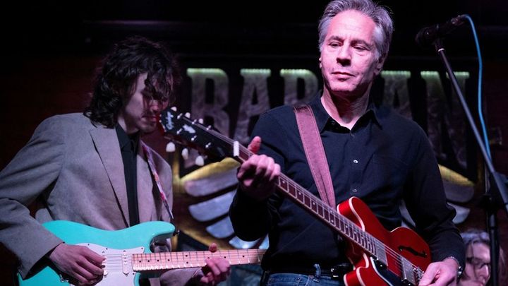 Rocker Blinken. Ministr zahraničí USA podpořil v Kyjevě Ukrajinu s kytarou v ruce