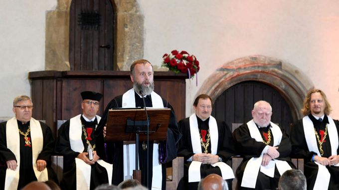 Na bohoslužbě v Betlémské kapli k výročí smrti Jana Husa mluvil i plzeňský biskup Církve československé husitské Filip Štojdl a varoval před rozdělováním společnosti.