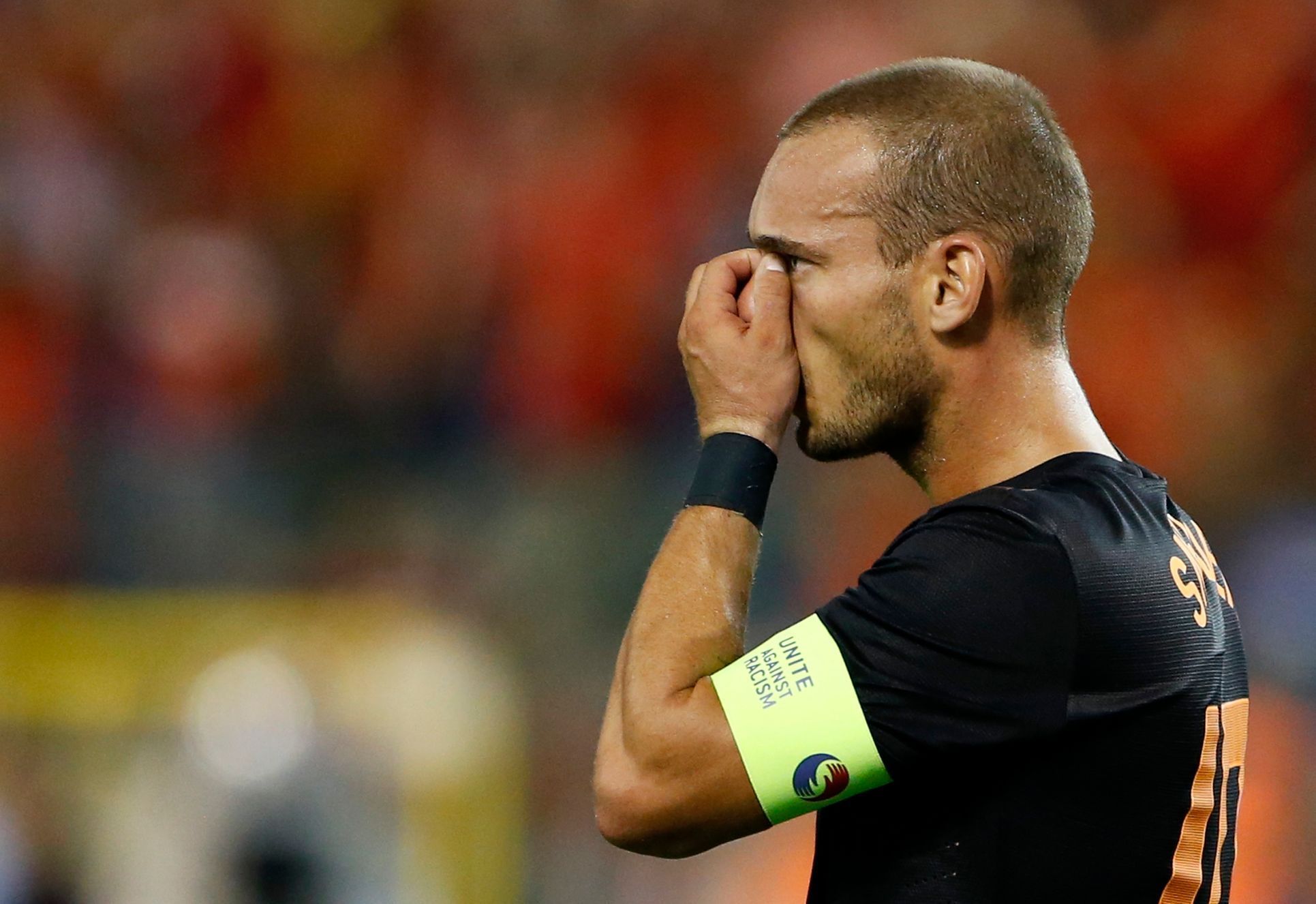 Nizozemský kapitán Wesley Sneijder skrývá obličej po přátelském zápase v Belgii